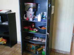 schrank mit unterrichtsmaterial